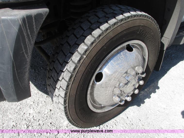 image for item G9124 2006 Ford F550 service truck with crane