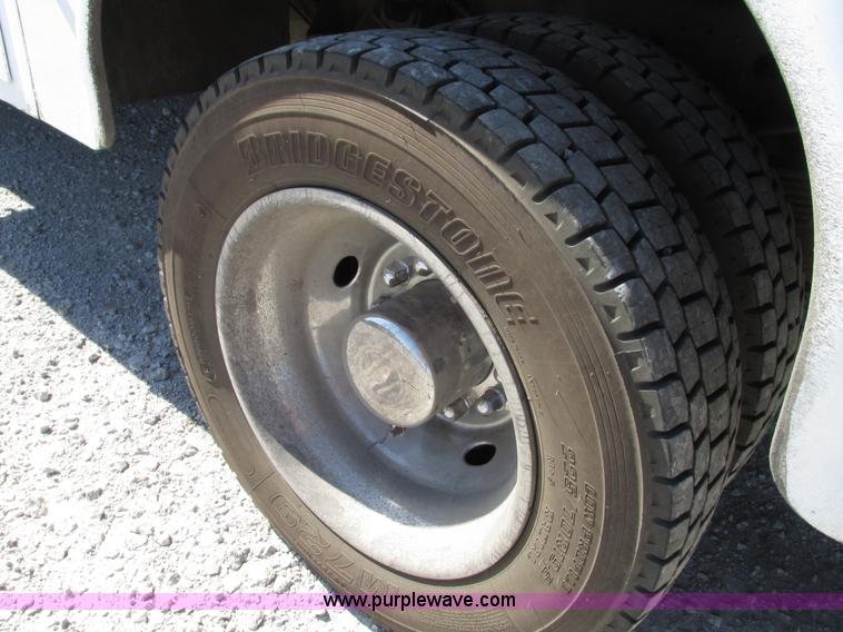 image for item G9124 2006 Ford F550 service truck with crane