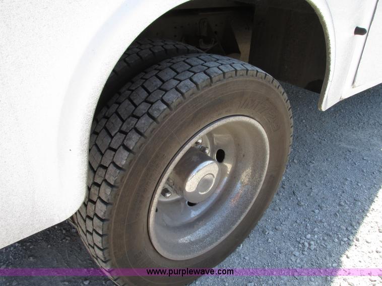 image for item G9124 2006 Ford F550 service truck with crane