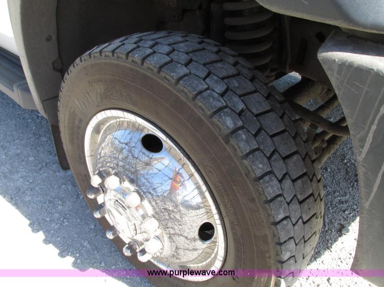 image for item G9124 2006 Ford F550 service truck with crane