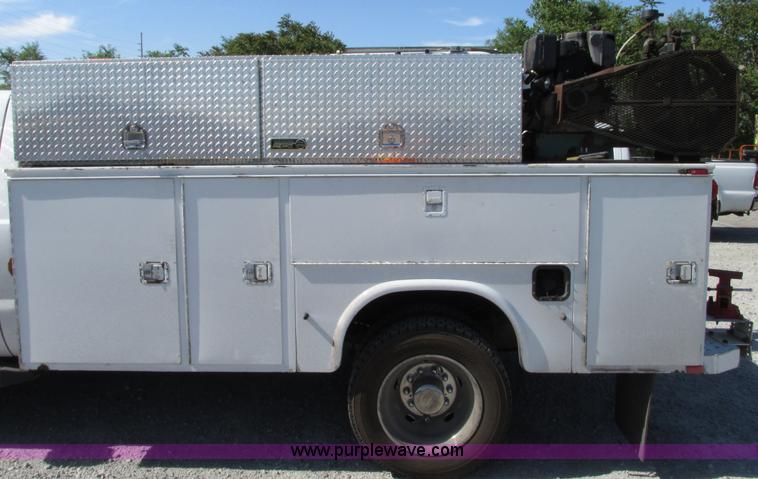 image for item G9124 2006 Ford F550 service truck with crane