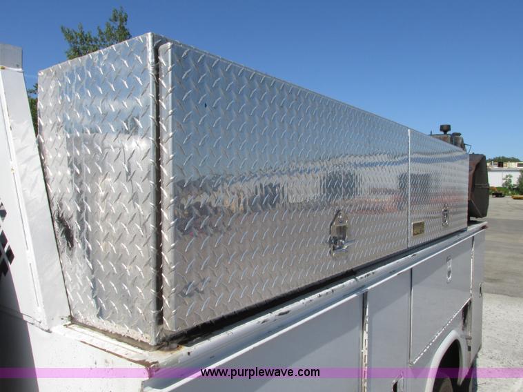 image for item G9124 2006 Ford F550 service truck with crane