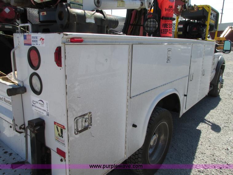 image for item G9124 2006 Ford F550 service truck with crane