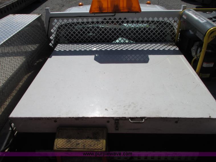 image for item G9124 2006 Ford F550 service truck with crane
