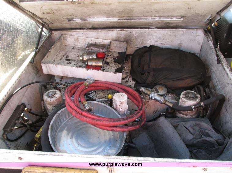 image for item G9124 2006 Ford F550 service truck with crane