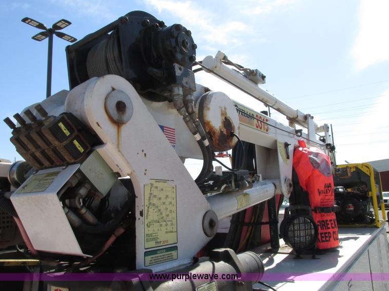 image for item G9124 2006 Ford F550 service truck with crane