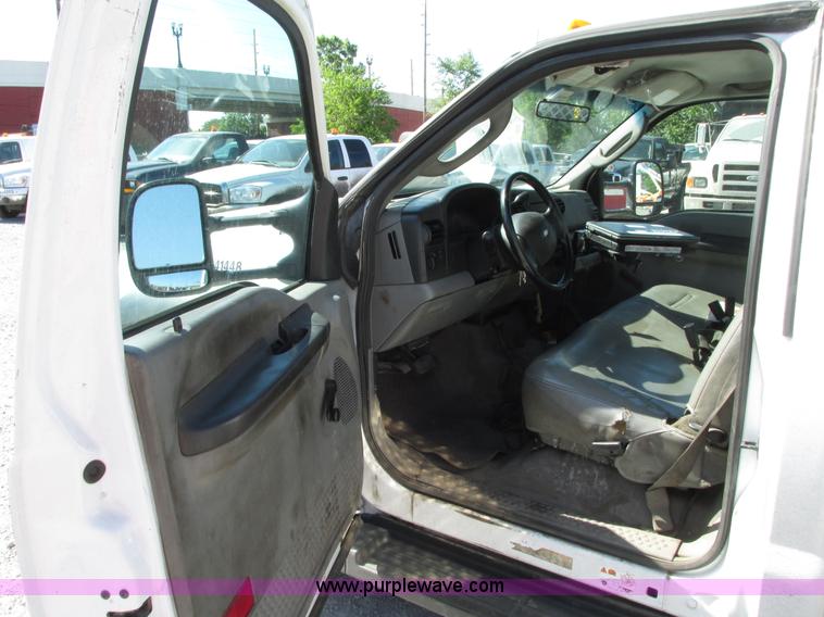 image for item G9124 2006 Ford F550 service truck with crane