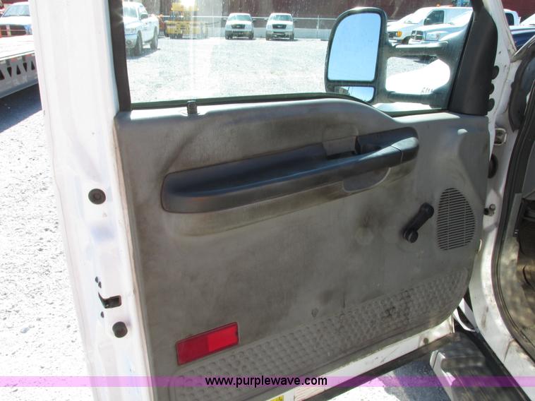 image for item G9124 2006 Ford F550 service truck with crane