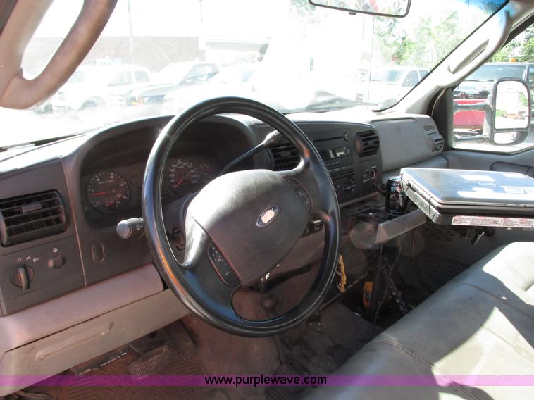 image for item G9124 2006 Ford F550 service truck with crane