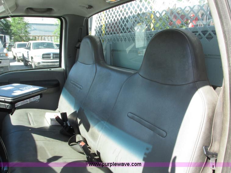 image for item G9124 2006 Ford F550 service truck with crane