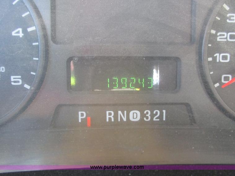 image for item G9124 2006 Ford F550 service truck with crane