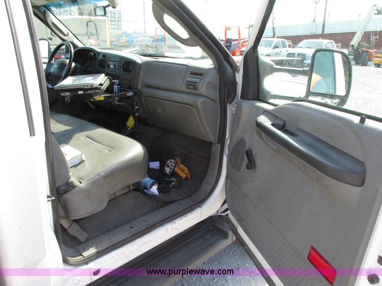 image for item G9124 2006 Ford F550 service truck with crane