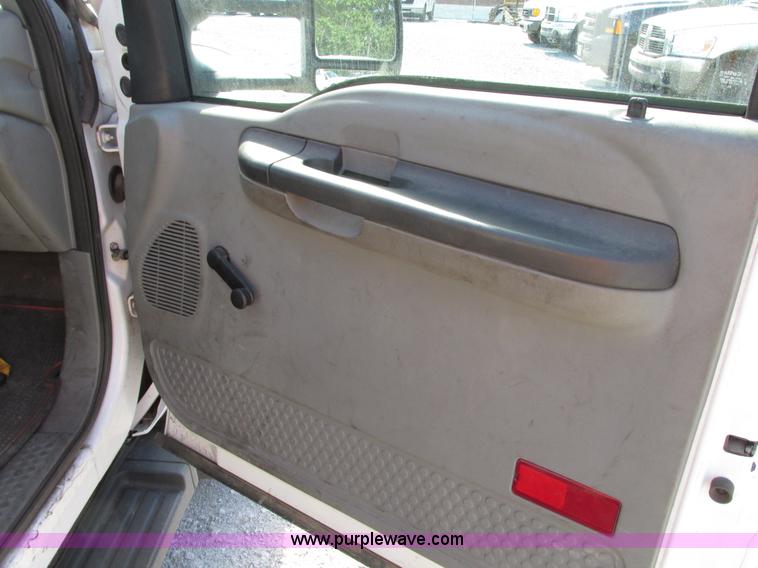 image for item G9124 2006 Ford F550 service truck with crane