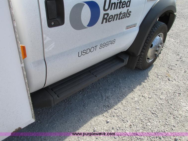 image for item G9124 2006 Ford F550 service truck with crane