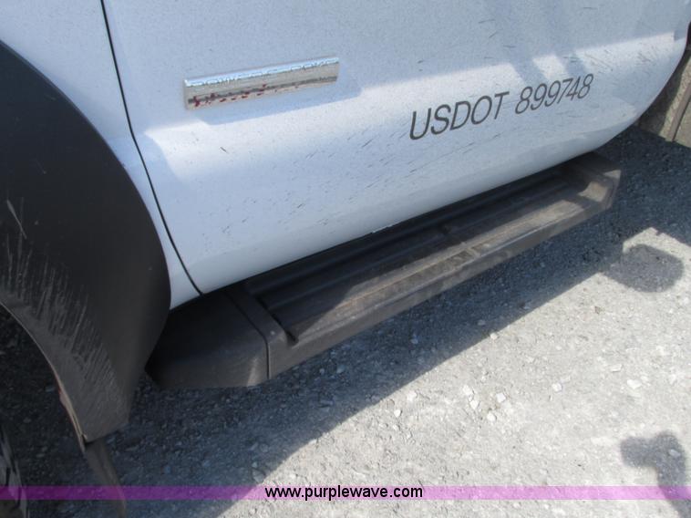 image for item G9124 2006 Ford F550 service truck with crane