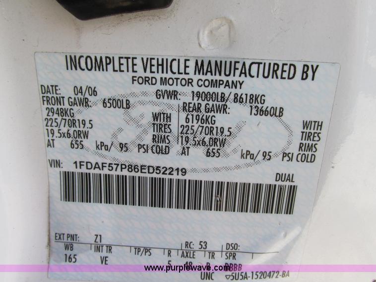 image for item G9124 2006 Ford F550 service truck with crane