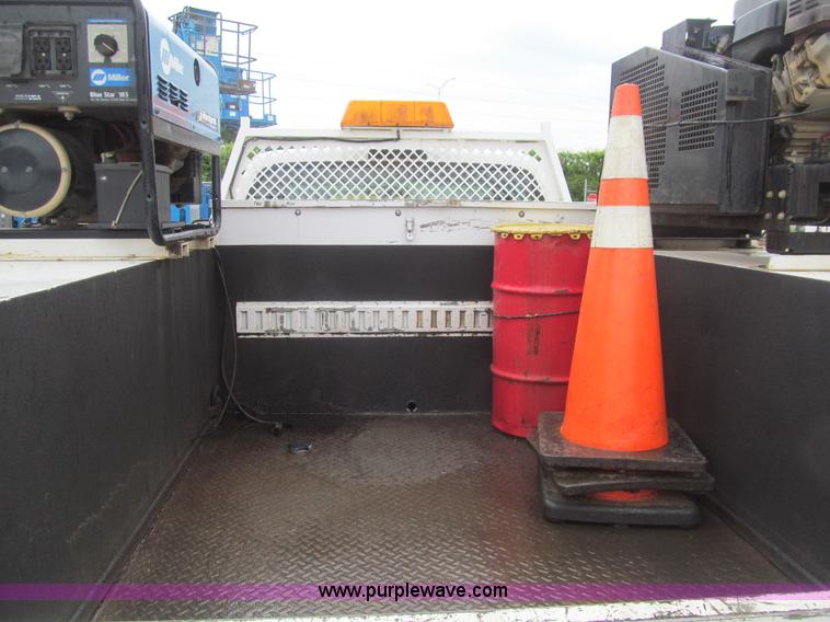 image for item I7001 2006 Ford F350 Super Duty XL service truck