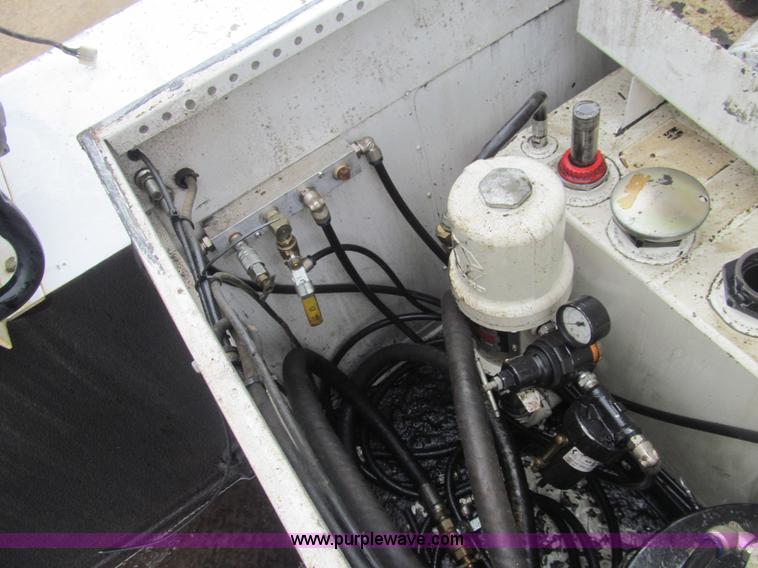 image for item I7001 2006 Ford F350 Super Duty XL service truck