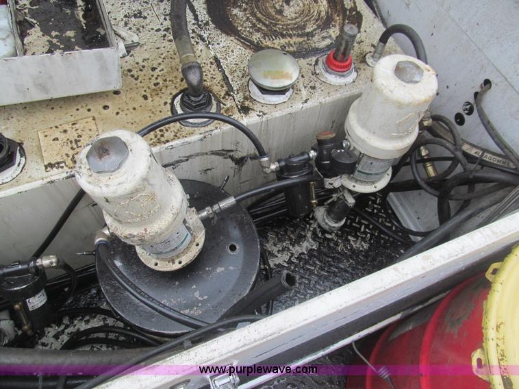 image for item I7001 2006 Ford F350 Super Duty XL service truck