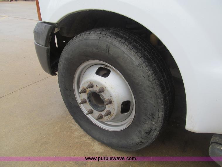 image for item I7001 2006 Ford F350 Super Duty XL service truck