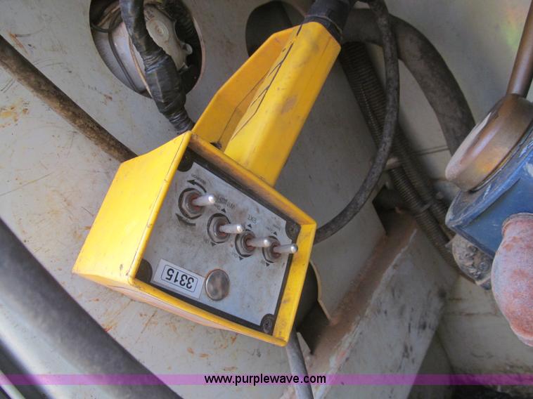 image for item I7004 2008 Ford F550 Super Duty XLT service truck with crane