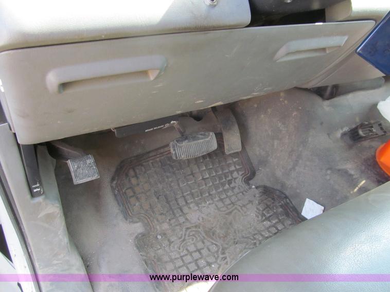 image for item I7008 2005 Ford F450 Super Duty XL flatbed truck