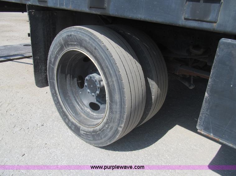 image for item I7008 2005 Ford F450 Super Duty XL flatbed truck