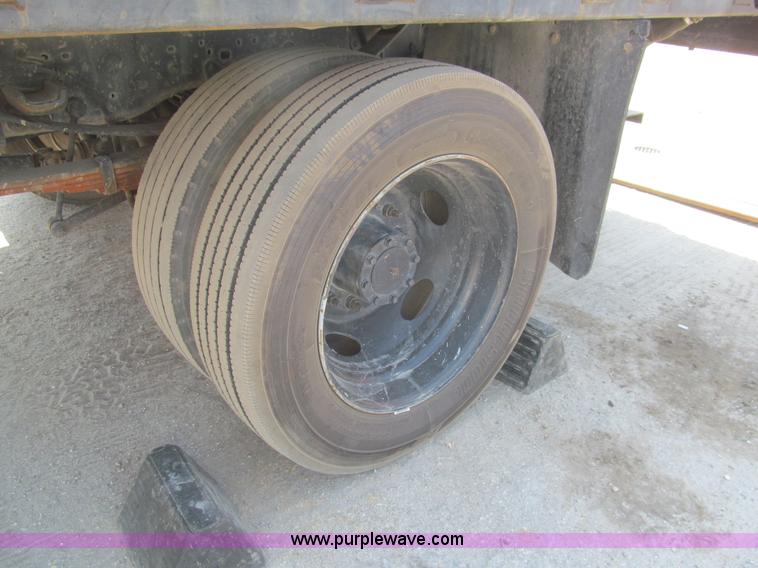 image for item I7008 2005 Ford F450 Super Duty XL flatbed truck