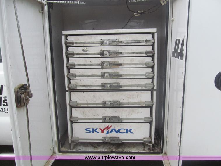 image for item J2000 2007 Ford F550 Super Duty XL service truck