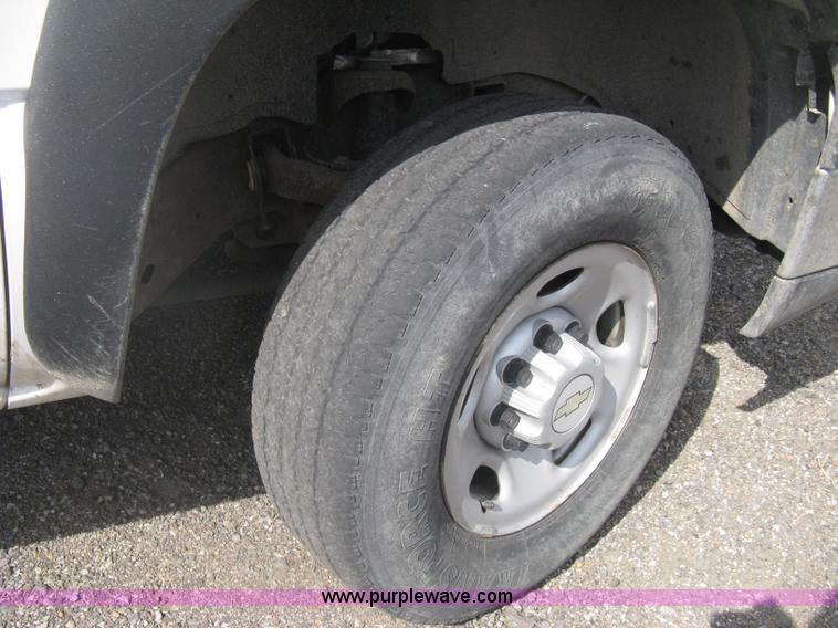 image for item AS9150 2006 Chevrolet Silverado 2500HD Crew Cab pickup truck