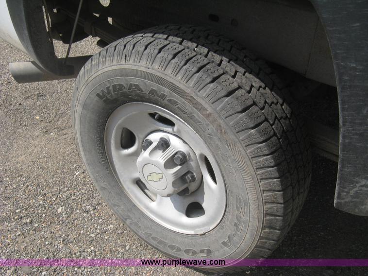 image for item AS9150 2006 Chevrolet Silverado 2500HD Crew Cab pickup truck