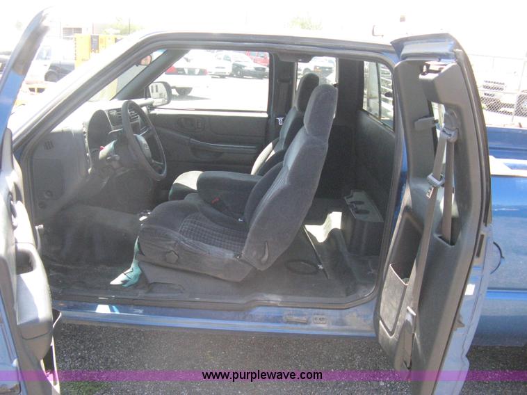 image for item AS9220 2001 Chevy S10 Ext. Cab pickup truck