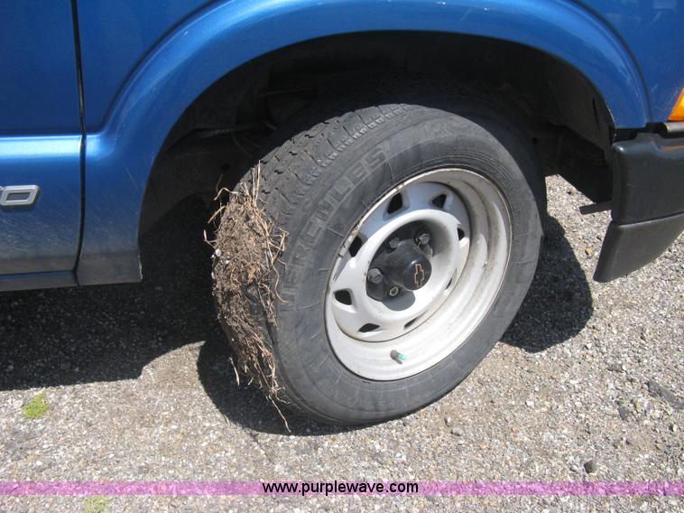 image for item AS9220 2001 Chevy S10 Ext. Cab pickup truck