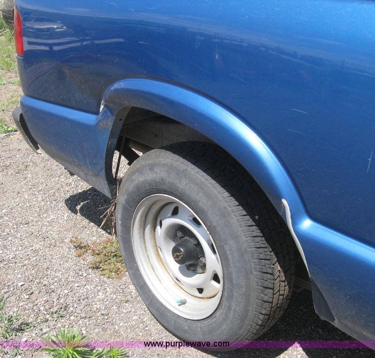image for item AS9220 2001 Chevy S10 Ext. Cab pickup truck