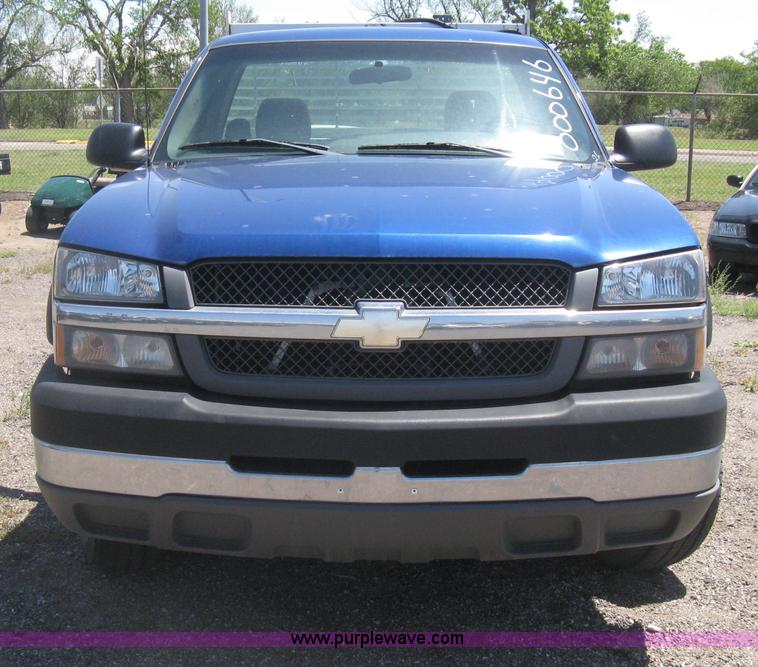image for item G8251 2004 Chevrolet Silverado 2500HD pickup truck