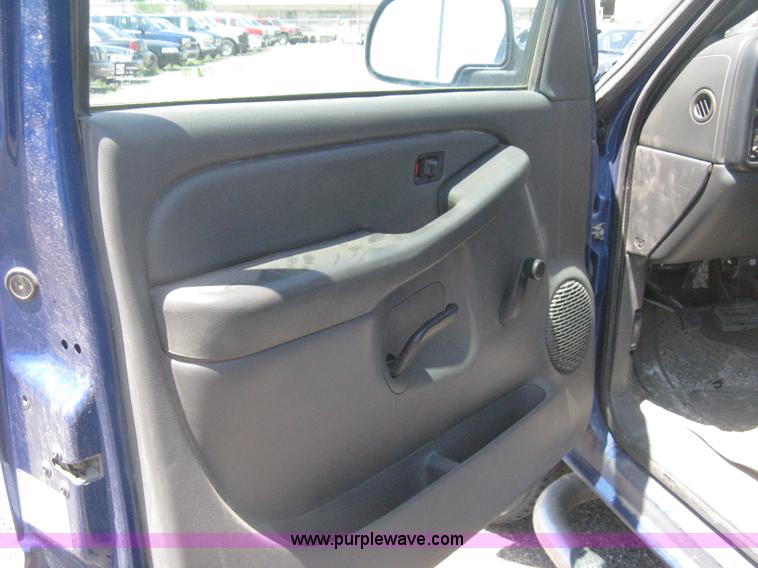 image for item G8251 2004 Chevrolet Silverado 2500HD pickup truck