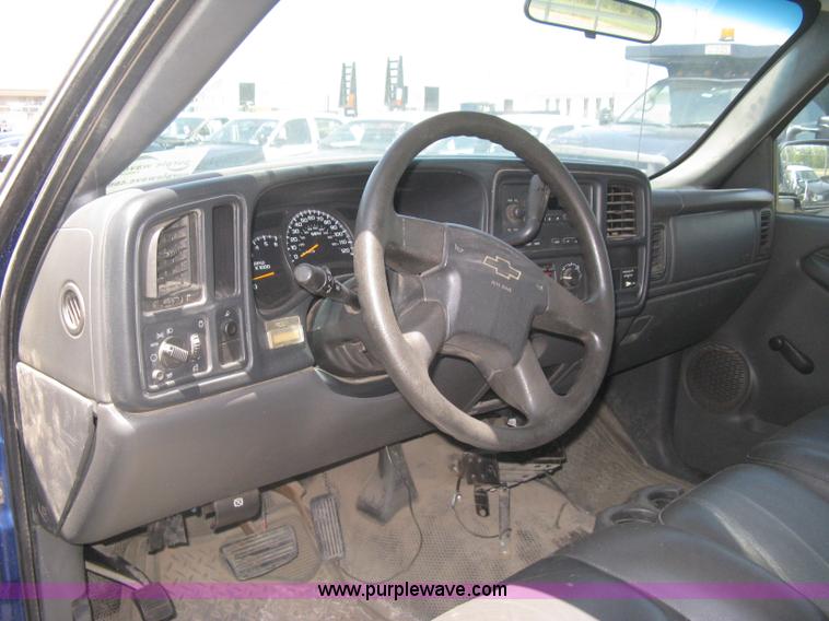 image for item G8251 2004 Chevrolet Silverado 2500HD pickup truck