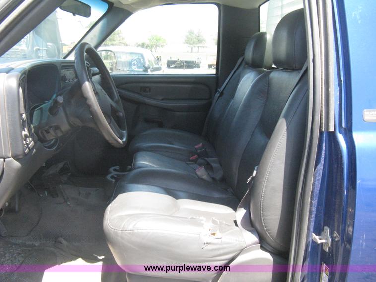 image for item G8251 2004 Chevrolet Silverado 2500HD pickup truck