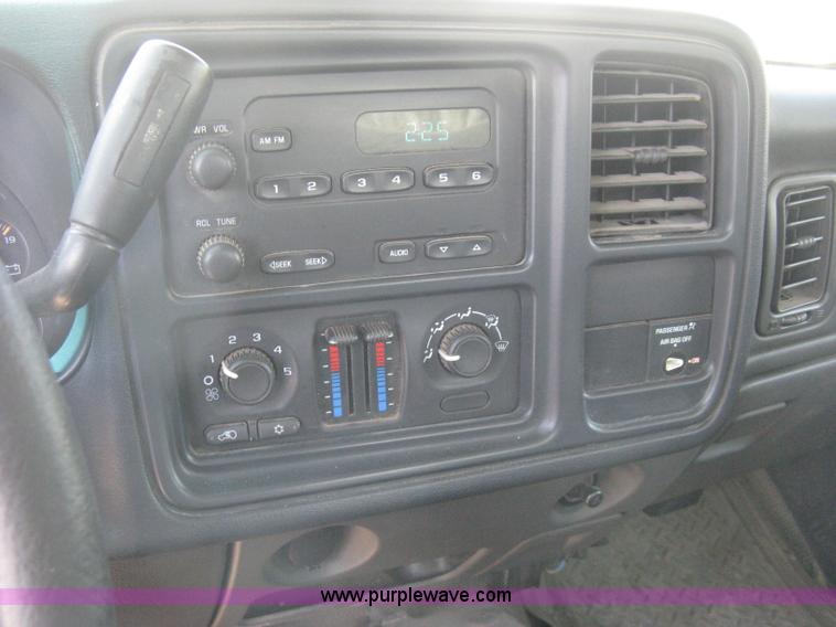 image for item G8251 2004 Chevrolet Silverado 2500HD pickup truck