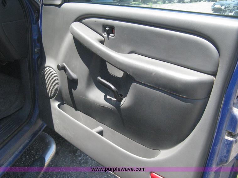 image for item G8251 2004 Chevrolet Silverado 2500HD pickup truck