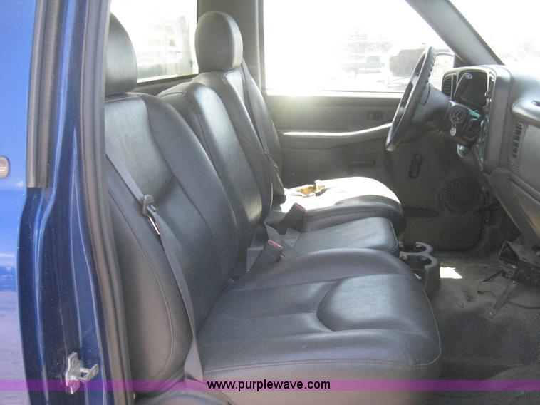 image for item G8251 2004 Chevrolet Silverado 2500HD pickup truck