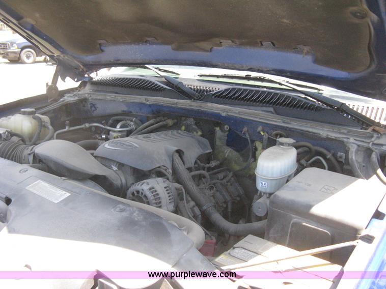 image for item G8251 2004 Chevrolet Silverado 2500HD pickup truck