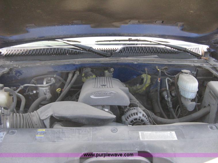 image for item G8251 2004 Chevrolet Silverado 2500HD pickup truck