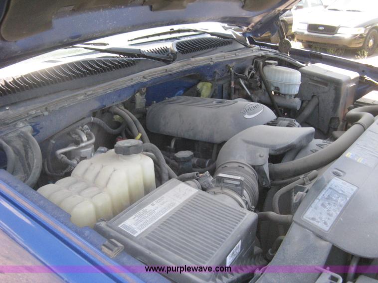 image for item G8251 2004 Chevrolet Silverado 2500HD pickup truck