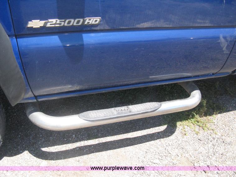 image for item G8251 2004 Chevrolet Silverado 2500HD pickup truck