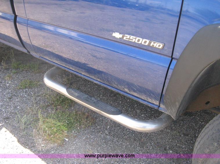 image for item G8251 2004 Chevrolet Silverado 2500HD pickup truck
