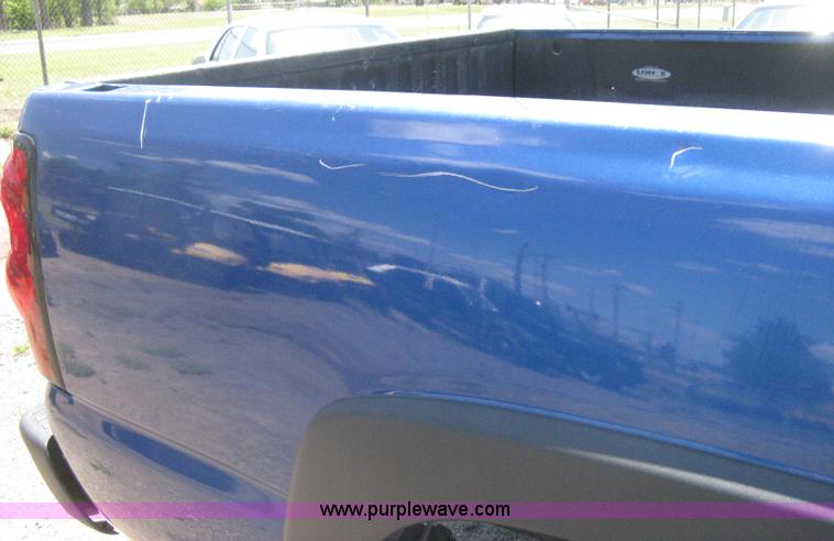 image for item G8251 2004 Chevrolet Silverado 2500HD pickup truck