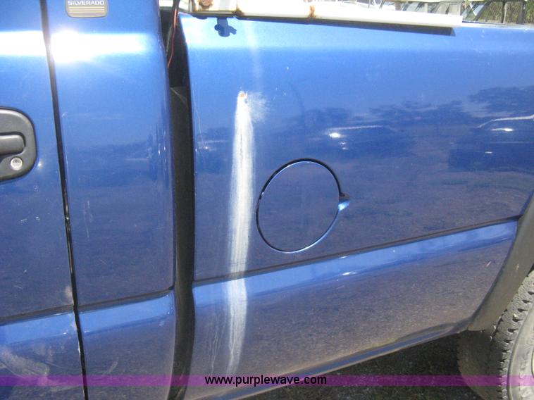 image for item G8251 2004 Chevrolet Silverado 2500HD pickup truck