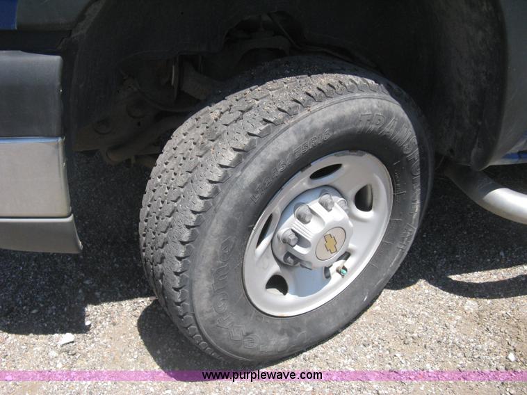 image for item G8251 2004 Chevrolet Silverado 2500HD pickup truck