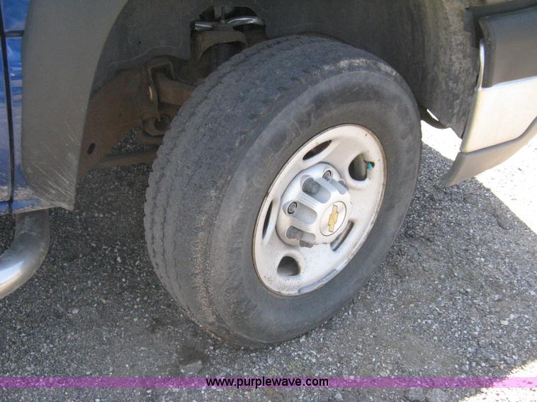 image for item G8251 2004 Chevrolet Silverado 2500HD pickup truck